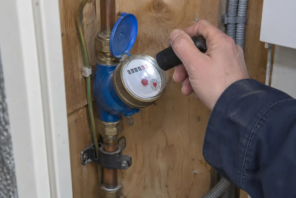 Lekdetectie Leersum – watermeter in de meterkast controleren met een zaklamp